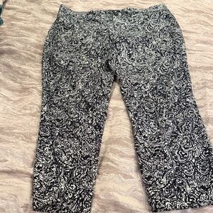 Banana Republic Black and White Paisley-Print cropped pants (size 12)